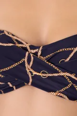 Top de bikini bandeau azul oscuro con estampado de cadenas doradas, breteles removibles y detalle cruzado en el frente.