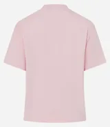 Blusa boxy de manga corta, confeccionada en algodón, con cuello redondo y detalles de flores de tejido aplicadas en el hombro y sisa.