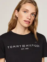 Remera negra de algodón con cuello redondo y logo de Tommy Hilfiger estampado en blanco en el pecho.
