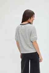 Remera de manga corta abullonada con diseño de rayas, cuello redondo y calce relajado.
