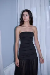 Vestido largo negro con corpiño strapless fruncido con estampado de lunares blancos y falda larga de gasa fluida.