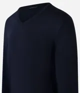 Suéter básico Marfinno de color azul marino, confeccionado en mezcla de viscosa y poliamida, con cuello en V y mangas largas.