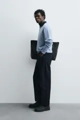 Jersey de punto de cashmere con corte regular, cuello redondo y manga larga. Presenta acabados en rib en cuello, puños y ruedo.
