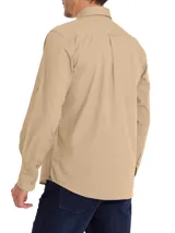 Camisa de manga larga RKF modelo Galiton, color beige, con cuello camisero, cierre frontal de botones y un bolsillo en el pecho con logo bordado. Cuenta con trabas para sujetar las mangas enrolladas.