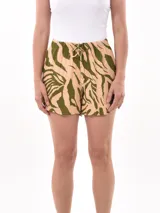 Short de tiro alto con estampado animal print tipo cebra en tonos beige y verde oliva, con cintura elástica y cordón ajustable frontal.