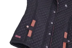 Chaleco beige capitoneado con cierre frontal y cuello de pana marrón.