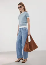 Jeans de mezclilla de corte recto y tiro medio, en color azul clásico con efecto desgastado sutil.