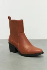 Bota corta de cuero sintético negro, estilo texana, con punta fina, cierre lateral metálico y taco ancho de 6,5 cm.