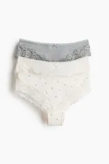 Pack de tres bombachas estilo hipster de algodón y encaje, con cintura estándar y detalles de pequeños moños. Incluye una gris lisa, una blanca lisa y una blanca con estampado floral.