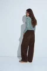 Pantalón de pana de corte amplio y relajado, con textura acanalada y diseño de tiro medio.