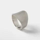 Anillo de plata 925 con diseño de banda ancha y acabado texturizado mate.