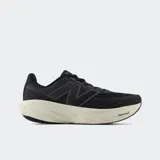 Championes de running New Balance Fresh Foam X 1080, color negro con detalles en gris oscuro. Presentan una capellada de malla jacquard transpirable y una entresuela gruesa de espuma Fresh Foam X en color crema con textura ondulada, y suela de goma negra.