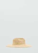 Sombrero de ala ancha confeccionado en fibra natural trenzada con diseño calado en la copa.
