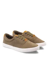 Championes urbanos de lona color verde militar, con suela blanca de goma y detalles en marrón tostado.