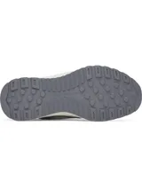 Championes Under Armour modelo W Mirage Sport, con capellada de malla transpirable y superposiciones de gamuza en tono verde menta, detalles en gris y suela con plataforma color beige.