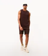 Musculosa deportiva marrón con cuello redondo, confeccionada con tecnología Dry y tejido de modal, poliéster y elastano. Presenta una pequeña estampa minimalista en el pecho.
