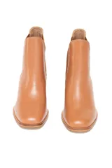 Botín de cuero color caramelo con diseño tipo Chelsea, paneles laterales elásticos en tono a juego y tacón de bloque de madera.