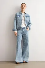 Chaqueta clásica de jean color celeste, con bolsillos frontales con solapa, cierre de botones metálicos y cuello camisero.