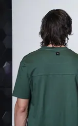 Remera de manga corta y cuello redondo, con calce regular y detalle de recorte en la espalda. Confeccionada en algodón premium de tacto suave.