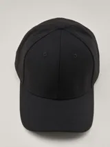 Gorra de béisbol de paño en color azul marino, con etiqueta lateral con logo de la marca.
