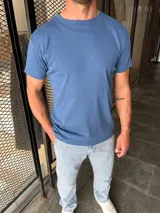 Remera básica de manga corta y cuello redondo en color azul piedra, confeccionada en algodón.