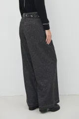 Pantalón de corte ancho y tiro alto, confeccionado en tejido con textura tipo espiga en color azul. Presenta pinzas en la cintura y costuras reforzadas.