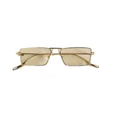 Lentes de sol con marco rectangular de metal negro y cristales oscuros. Diseño moderno con puente doble y patillas finas.