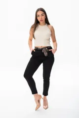 Pantalón negro de corte recto, con cintura alta y pliegues. Incluye cinturón estampado con hebilla.