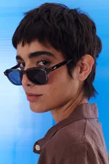 Lentes de sol con marco negro y patillas color carey.