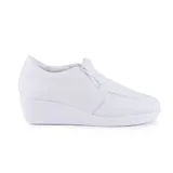 Zapato de cuero blanco con taco corrido, marca Usaflex.