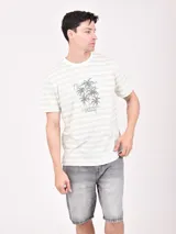 Remera blanca a rayas horizontales azul marino, con cuello redondo y logo estampado en el pecho.