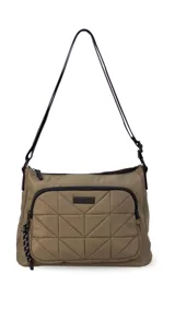 Bandolera de diseño práctico y moderno, confeccionada en tela impermeable color verde militar. Presenta un bolsillo frontal con diseño capitoneado geométrico, cierre principal y bolsillo trasero con cierre. Incluye correa ajustable y detalles en negro.