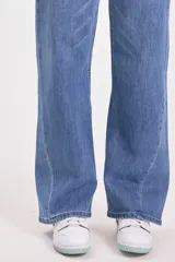 Pantalón de jean azul de corte recto y tiro alto.