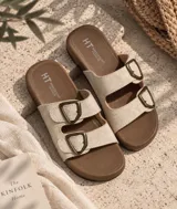 Sandalias de dos tiras en color amarillo mostaza con hebillas metálicas y plantilla marrón, marca HT Breezesun Fashion.