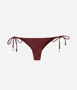 Bombacha de bikini bordó con lazos laterales ajustables de doble tira y terminales metálicos decorativos.