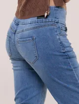 Pantalón capri de denim azul con cintura tipo faja elastizada, bolsillos frontales y traseros, y ajuste entallado por debajo de la rodilla.