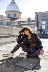 Chaqueta capitoneada con estampado exclusivo en tonos negro, violeta y verde. Tiene cuello redondo, mangas largas con puños elásticos y bolsillos laterales. Edición limitada hecha artesanalmente en Uruguay.