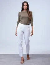 Pantalón de gabardina elastizada con pretina ancha elástica, bolsillos simulados en la parte delantera y bolsillos aplicados en la parte trasera.