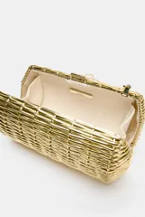 Bolso tipo clutch rígido con diseño trenzado y acabado metalizado dorado. Cuenta con cierre imantado y correa de cadena metálica fina para usar como bandolera.