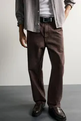 Pantalón jeans de corte relaxed fit, color celeste con efecto lavado, de estilo carpintero con bolsillos laterales y presillas de herramientas.