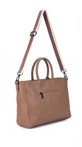 Cartera de formato amplio y estructurado, color marrón, con doble asa de mano y correa larga desmontable y regulable que permite llevarla al hombro o cruzada. Cuenta con cierre superior y aplique decorativo en el frente.