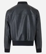 Campera estilo bomber de hombre, color marrón oscuro, confeccionada en poliuretano (PU) con cuello alto, cierre frontal y puños y bajo acanalados.