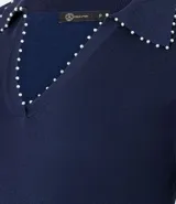 Blusa negra de punto con cuello polo, escote en V y mangas cortas. Detalle de mini perlas aplicadas en el cuello.