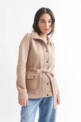 Tapado negro de poliéster con cuello solapa, doble botonadura, cinturón y bolsillos laterales.