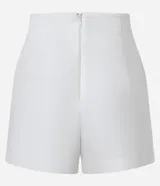 Short de vestir color blanco, de corte recto y cintura alta, con cinturón con hebilla dorada.