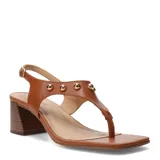 Sandalias de cuero color marrón, tipo tonga con taco medio ancho, puntera cuadrada y tira en el empeine decorada con tachas semiesféricas doradas. Cuenta con tira ajustable en el talón con hebilla metálica.