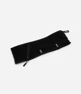 Riñonera deportiva negra, tipo cinturón elástico, con cierre de ajuste y detalles reflectantes. Posee un bolsillo principal con cierre y un gancho tipo mosquetón en uno de los extremos.