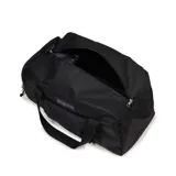 Bolso tipo duffel negro, marca Jansport, modelo Weekender Medium. Tiene doble asa de mano y correa de hombro ajustable y removible. Cuenta con un bolsillo frontal con cierre y el logo de la marca bordado.