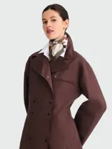 Pañuelo de seda Longchamp modelo Tour Equestre, con diseño estampado en tonos marrón, blanco y verde.