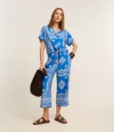 Pantalón pantacourt de cintura alta y corte recto, confeccionado en viscosa con estampa paisley arabesco en tonos azul y blanco, de la marca Marfinno.
